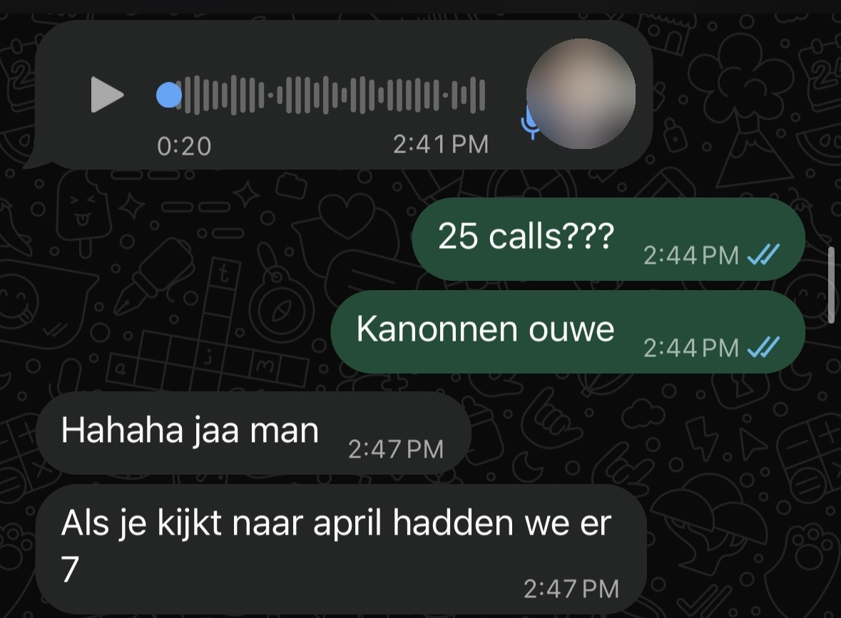 Klantbericht over 25 calls tegenover 7 in april, met vervaagde profielfoto